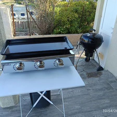 Bord De Mer, Pieds Dans L'eau, Vue Panoramique