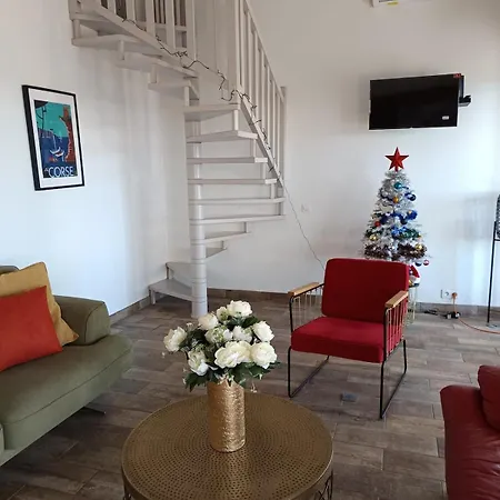 Bord De Mer, Pieds Dans L'eau, Vue Panoramique