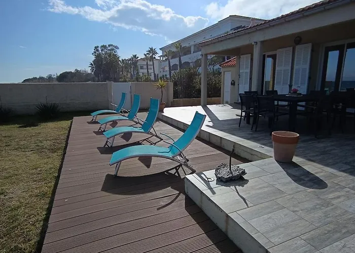 Bord De Mer, Pieds Dans L'eau, Vue Panoramique