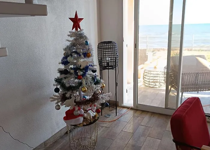 Bord De Mer, Pieds Dans L'eau, Vue Panoramique