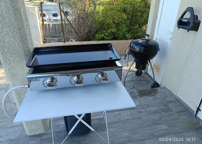 Bord De Mer, Pieds Dans L'eau, Vue Panoramique